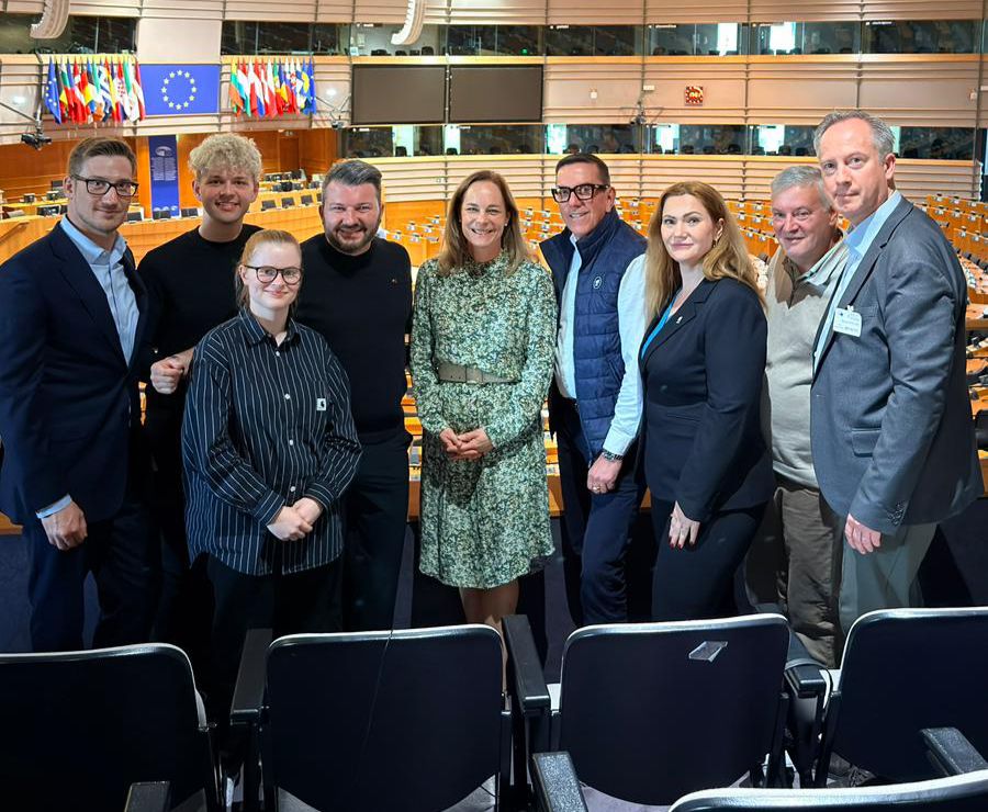 Hildegard Bentele MdEP mit Mitgliedern der LSU Berlin im Europ�ischen Parlament in Br�ssel
